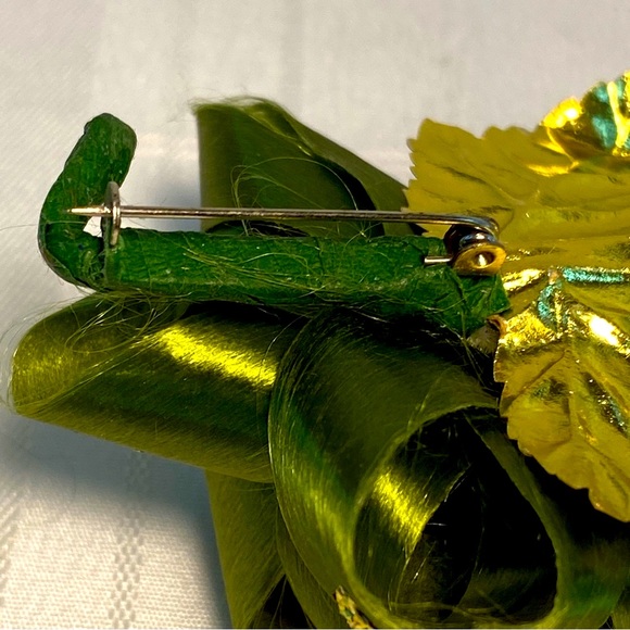 Vintage Christmas Corsage W/ A Gift Box Boy W/ Chenille Arms Bottle Brush Tree. - Picture 5 of 11